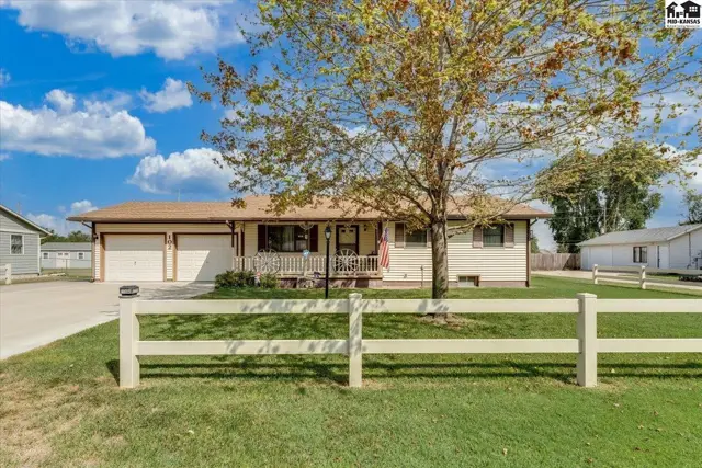 Photo of 102 Robert St, Hutchinson, KS