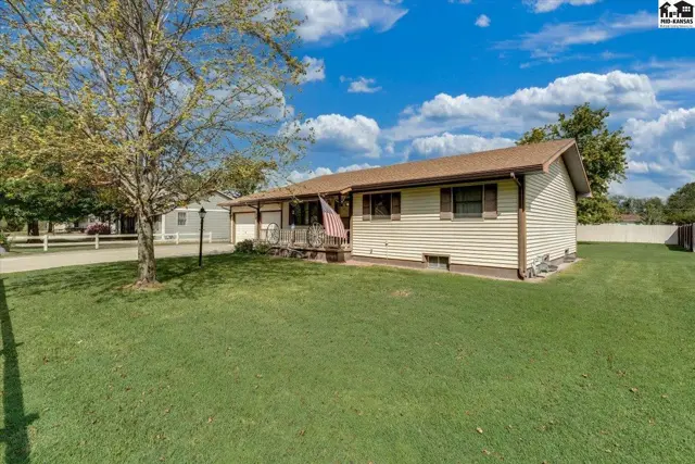 Photo of 102 Robert St, Hutchinson, KS