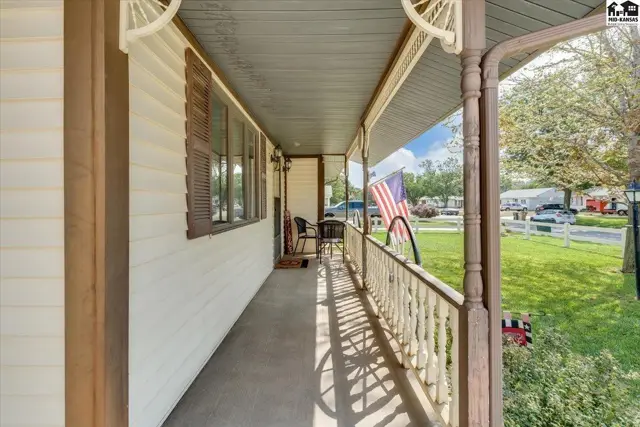 Photo of 102 Robert St, Hutchinson, KS