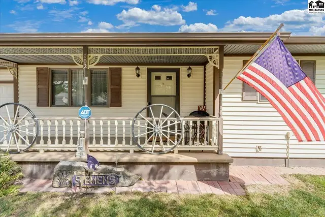 Photo of 102 Robert St, Hutchinson, KS