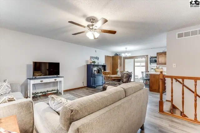 Photo of 102 Robert St, Hutchinson, KS