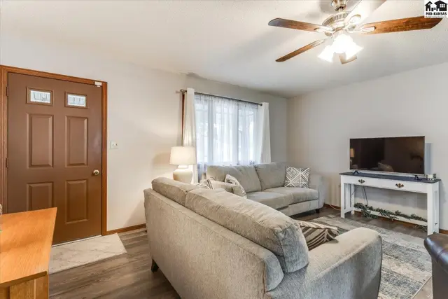 Photo of 102 Robert St, Hutchinson, KS