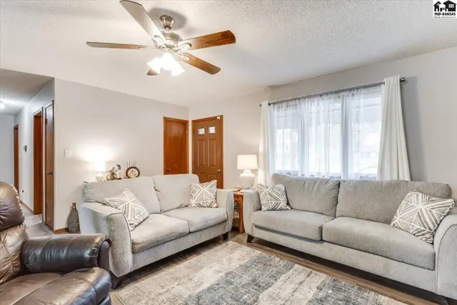 Photo of 102 Robert St, Hutchinson, KS