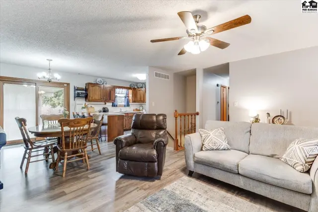 Photo of 102 Robert St, Hutchinson, KS