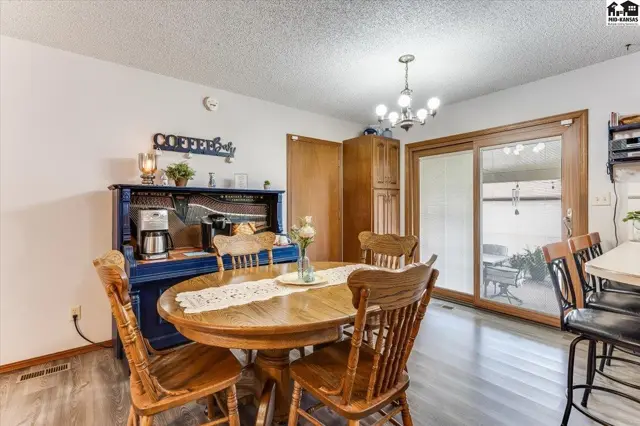 Photo of 102 Robert St, Hutchinson, KS