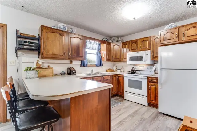 Photo of 102 Robert St, Hutchinson, KS