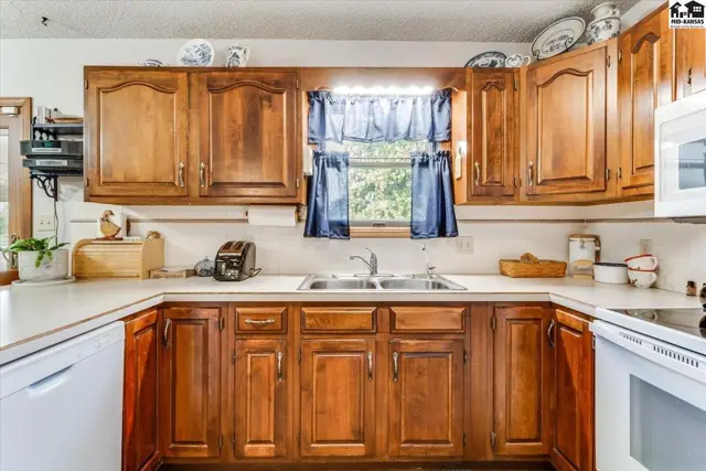 Photo of 102 Robert St, Hutchinson, KS