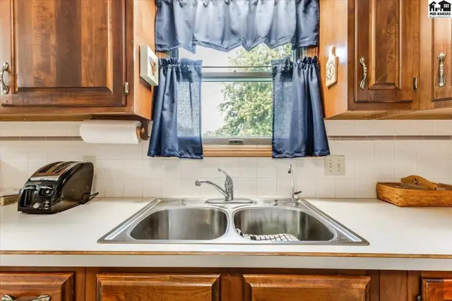 Photo of 102 Robert St, Hutchinson, KS