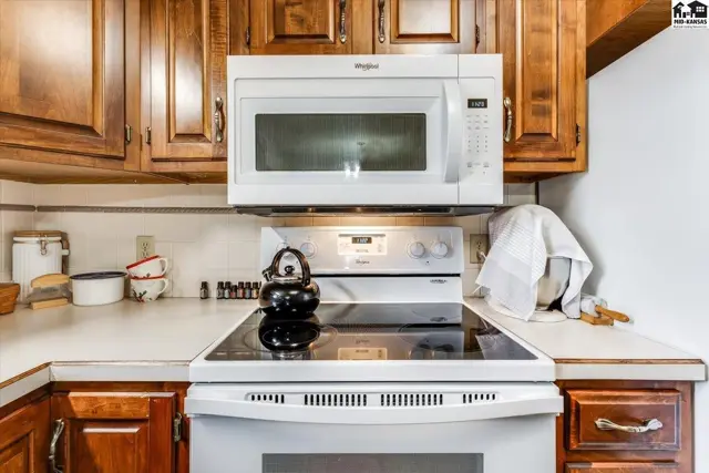 Photo of 102 Robert St, Hutchinson, KS