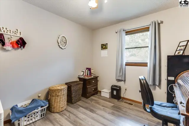 Photo of 102 Robert St, Hutchinson, KS