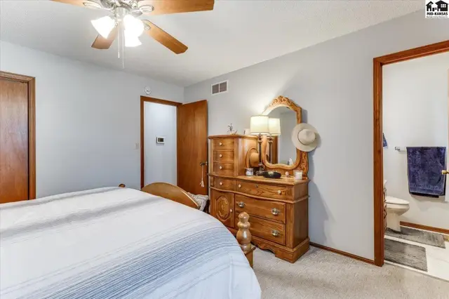 Photo of 102 Robert St, Hutchinson, KS