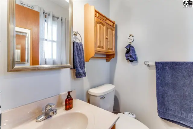 Photo of 102 Robert St, Hutchinson, KS