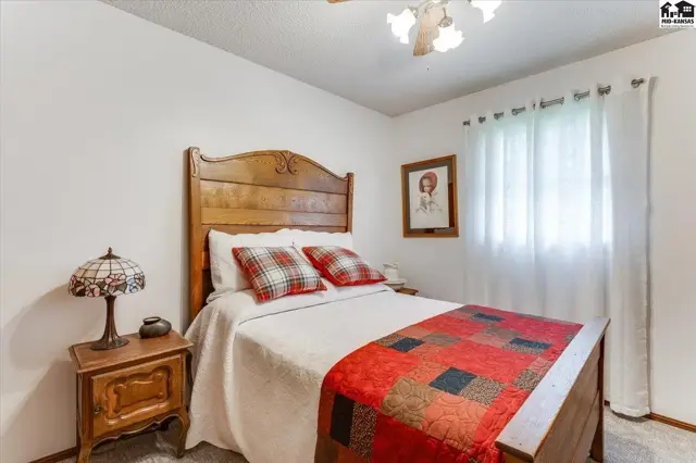 Photo of 102 Robert St, Hutchinson, KS