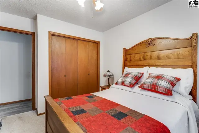 Photo of 102 Robert St, Hutchinson, KS