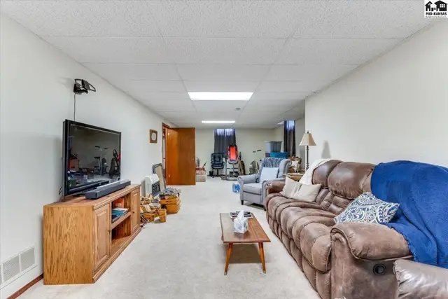 Photo of 102 Robert St, Hutchinson, KS
