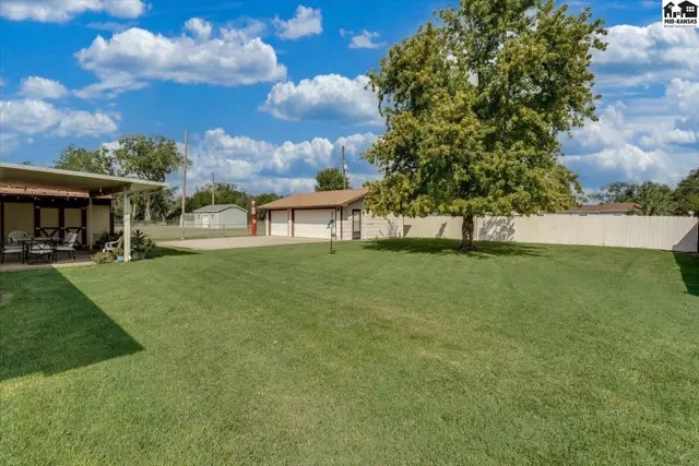 Photo of 102 Robert St, Hutchinson, KS