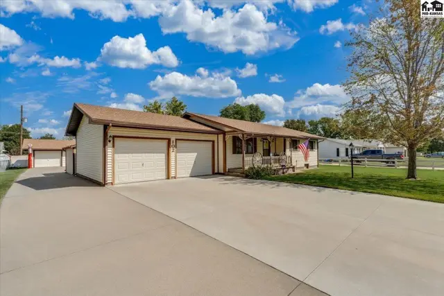 Photo of 102 Robert St, Hutchinson, KS