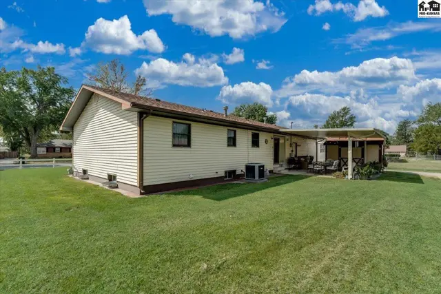 Photo of 102 Robert St, Hutchinson, KS