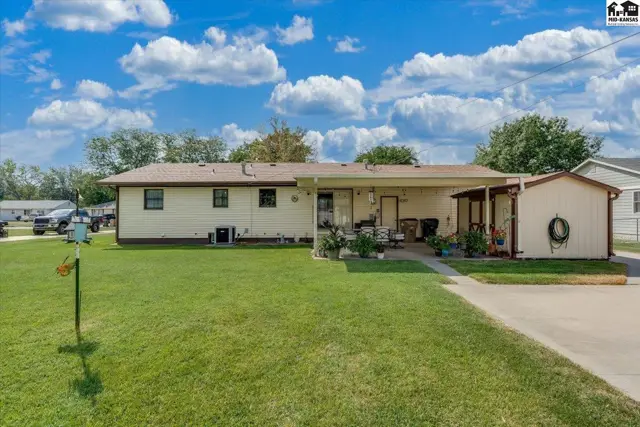 Photo of 102 Robert St, Hutchinson, KS