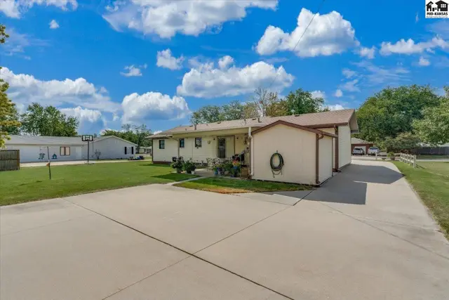 Photo of 102 Robert St, Hutchinson, KS