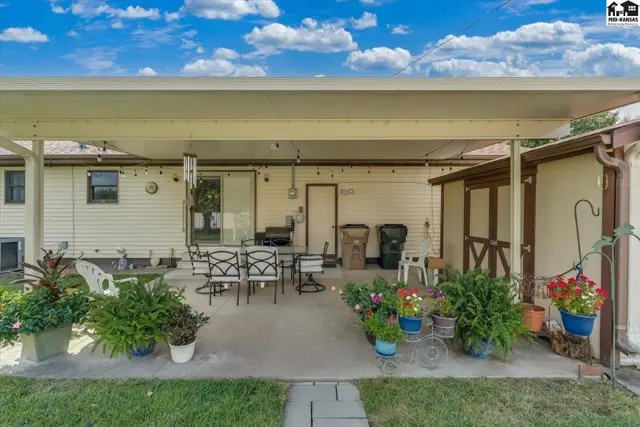 Photo of 102 Robert St, Hutchinson, KS