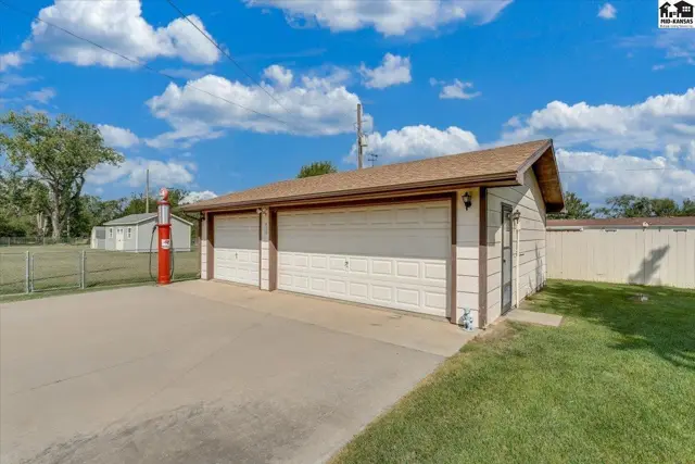 Photo of 102 Robert St, Hutchinson, KS