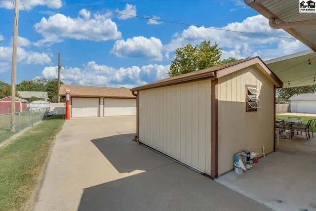 Photo of 102 Robert St, Hutchinson, KS