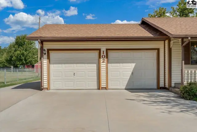 Photo of 102 Robert St, Hutchinson, KS