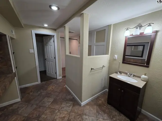 Photo of 901 E 27th Ave, Hutchinson, KS