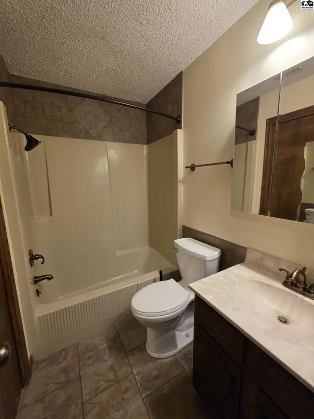 Photo of 901 E 27th Ave, Hutchinson, KS