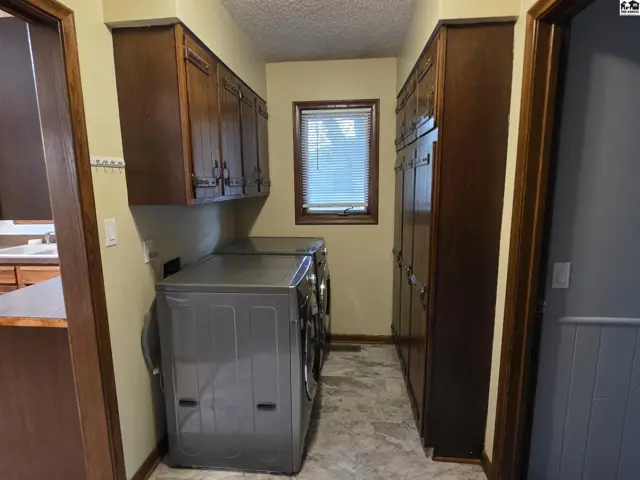 Photo of 901 E 27th Ave, Hutchinson, KS