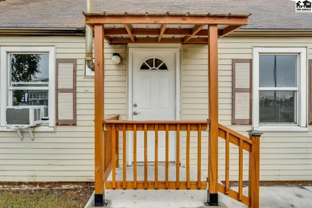 Photo of 713 E 11th Ave, Hutchinson, KS