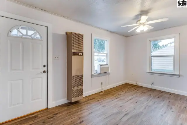 Photo of 713 E 11th Ave, Hutchinson, KS