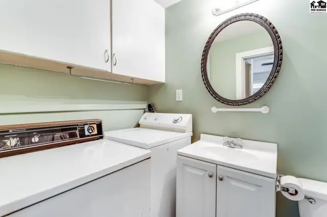 Photo of 713 E 11th Ave, Hutchinson, KS