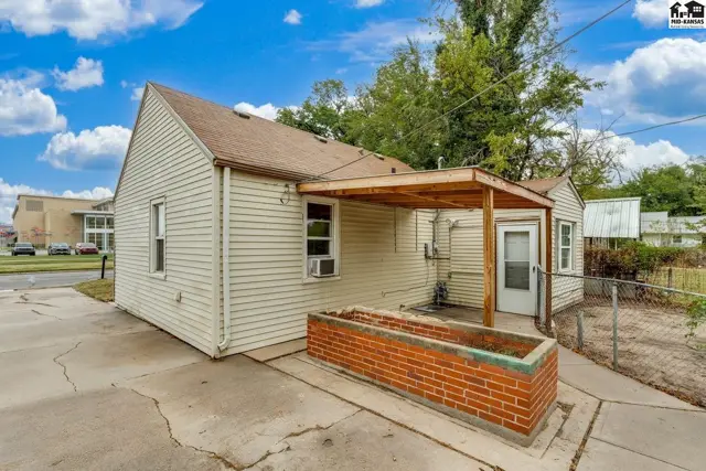 Photo of 713 E 11th Ave, Hutchinson, KS