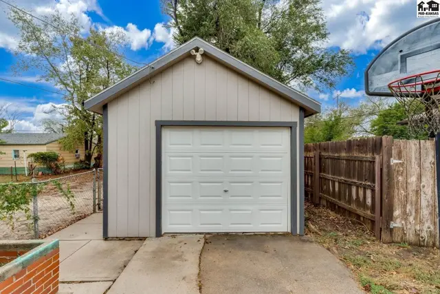 Photo of 713 E 11th Ave, Hutchinson, KS