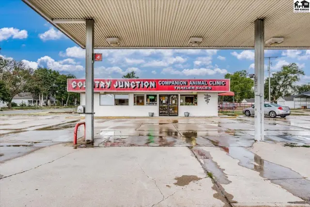 Photo of 2021 E 4th, Hutchinson, KS