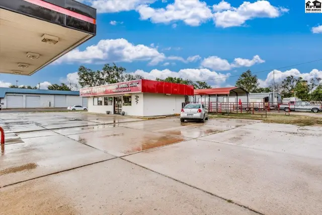 Photo of 2021 E 4th, Hutchinson, KS