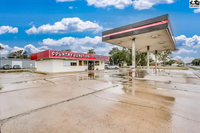 Photo of 2021 E 4th, Hutchinson, KS
