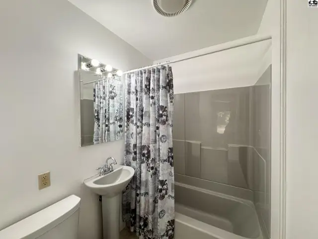 Photo of 916 E 8th Ave, Hutchinson, KS