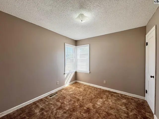 Photo of 916 E 8th Ave, Hutchinson, KS
