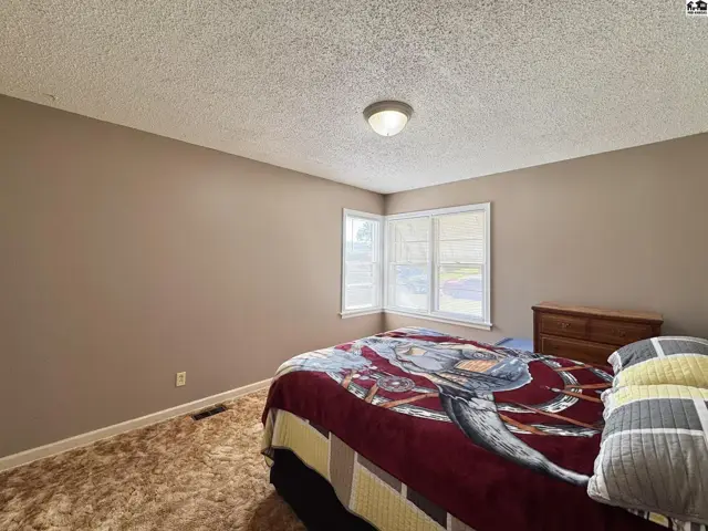 Photo of 916 E 8th Ave, Hutchinson, KS
