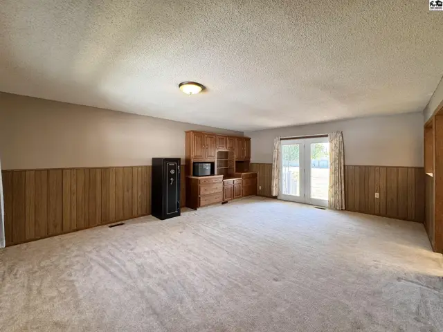 Photo of 916 E 8th Ave, Hutchinson, KS