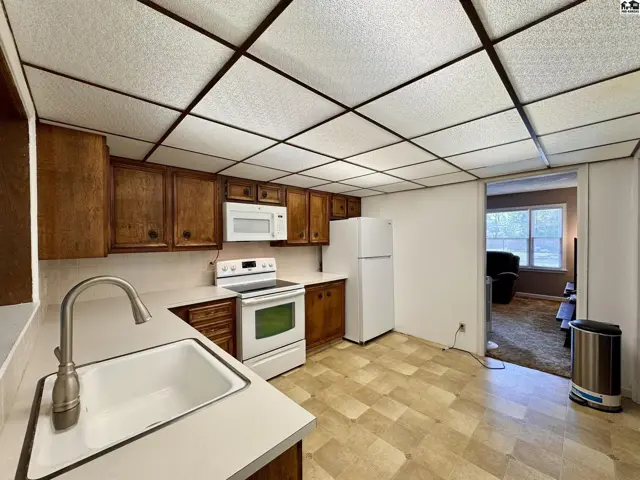Photo of 916 E 8th Ave, Hutchinson, KS