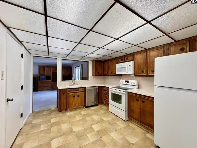 Photo of 916 E 8th Ave, Hutchinson, KS