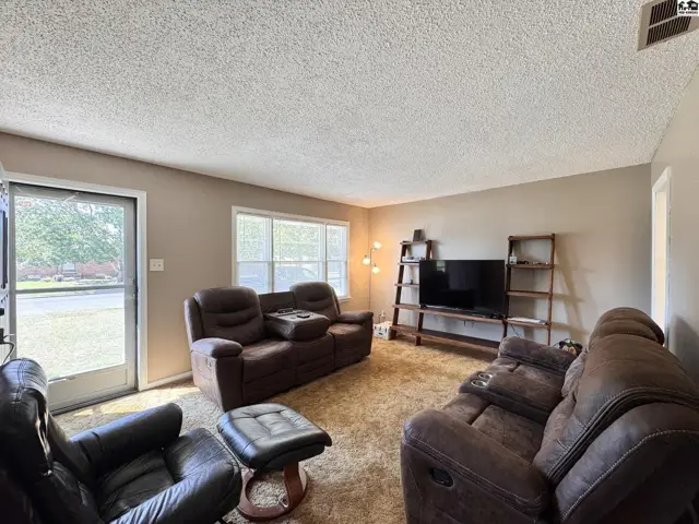 Photo of 916 E 8th Ave, Hutchinson, KS