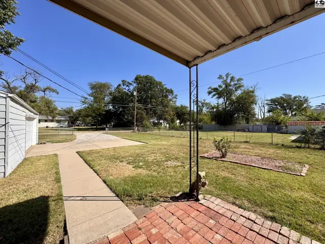 Photo of 916 E 8th Ave, Hutchinson, KS