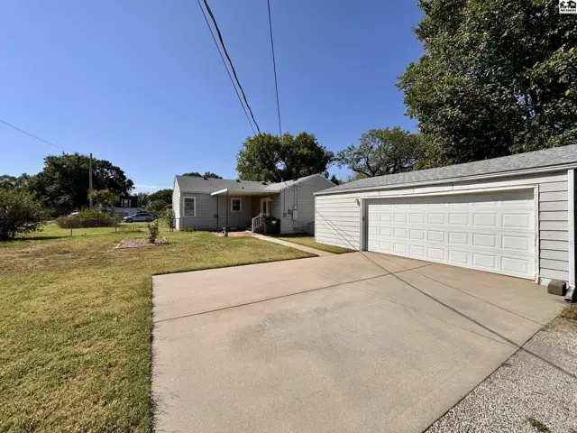 Photo of 916 E 8th Ave, Hutchinson, KS