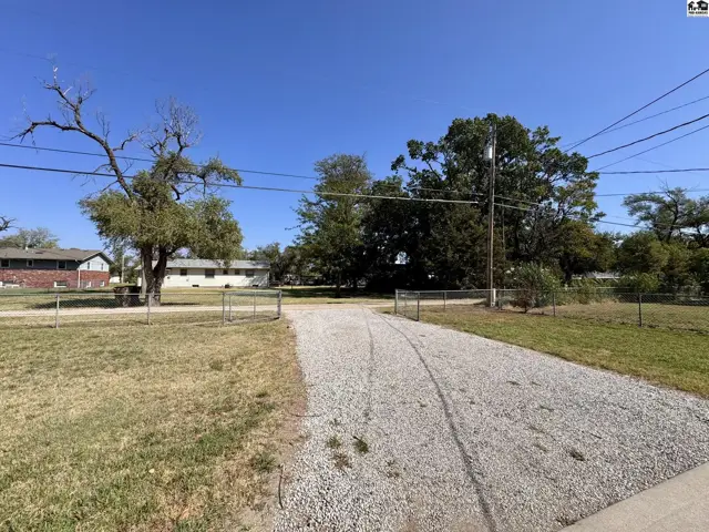 Photo of 916 E 8th Ave, Hutchinson, KS