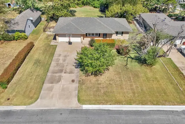 Photo of 412 SE 11th St., Newton, KS